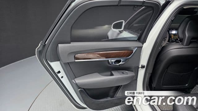 Volvo S90 2018 — ფოტო 28/35