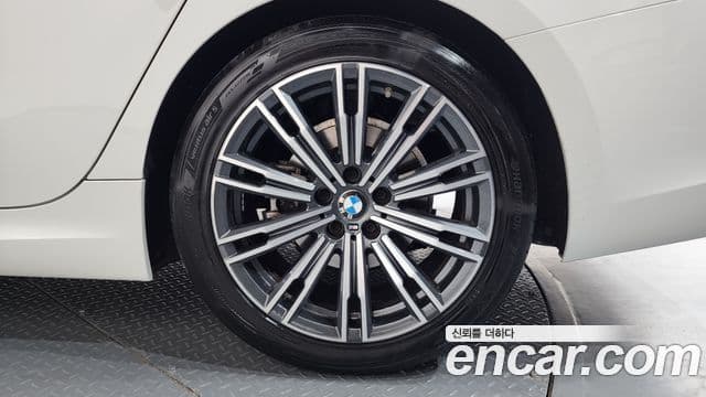BMW 3 Series 2021 — Photo 27/35