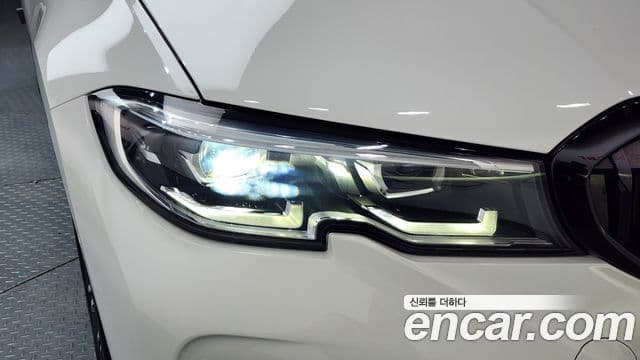 BMW 3 Series 2021 — Photo 10/35