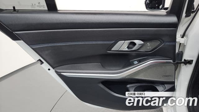 BMW 3 Series 2021 — Photo 23/35