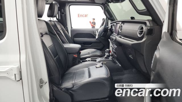 Jeep Wrangler 2020 — Şəkil 33/34
