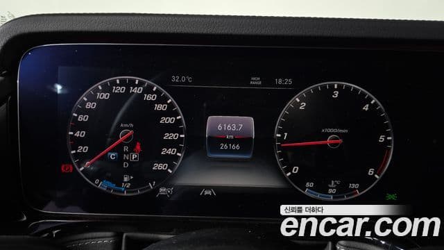 Mercedes-Benz G-Class 2023 — Photo 13/20