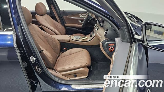 Mercedes-Benz E-Class 2023 — Фото 9/20