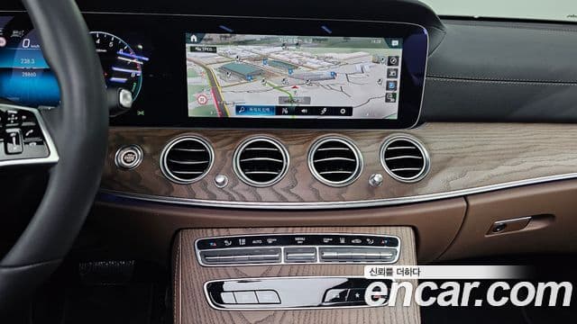 Mercedes-Benz E-Class 2023 — Фото 12/20