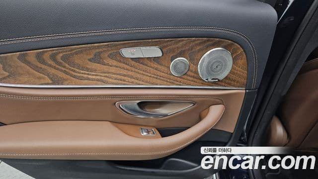 Mercedes-Benz E-Class 2023 — Фото 19/20