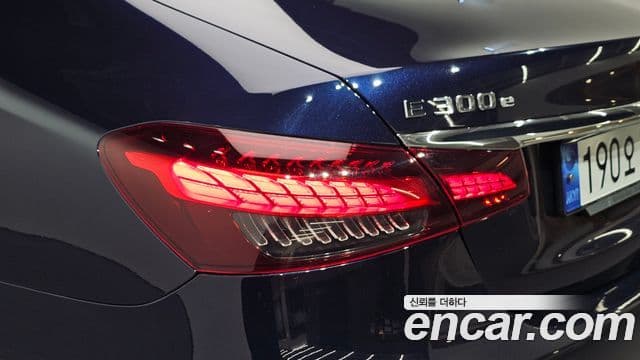 Mercedes-Benz E-Class 2023 — ფოტო 25/33