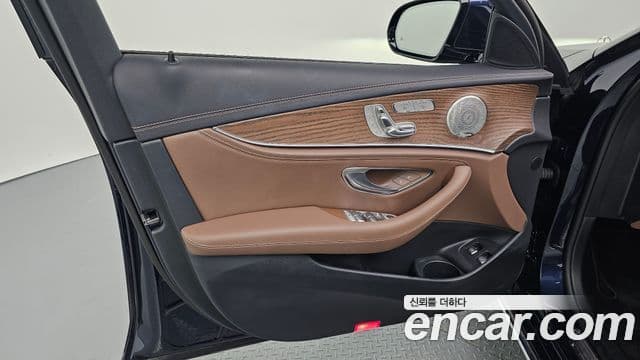 Mercedes-Benz E-Class 2023 — Şəkil 30/33
