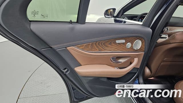 Mercedes-Benz E-Class 2023 — ფოტო 18/33