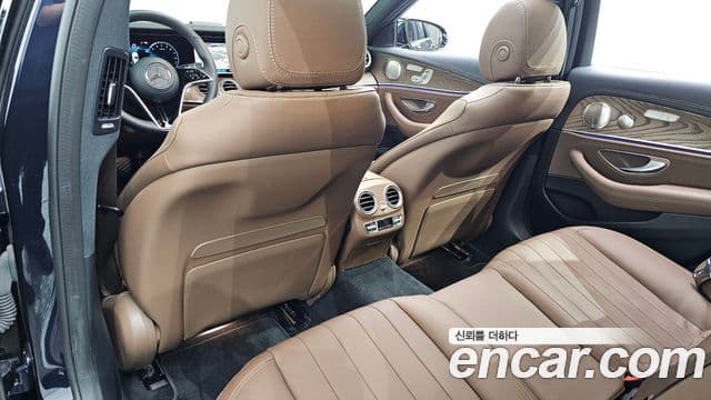 Mercedes-Benz E-Class 2023 — ფოტო 7/33