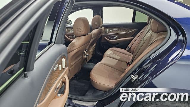 Mercedes-Benz E-Class 2023 — ფოტო 6/33