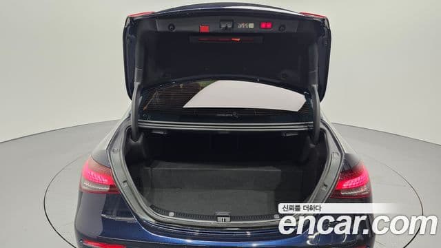 Mercedes-Benz E-Class 2023 — ფოტო 16/33