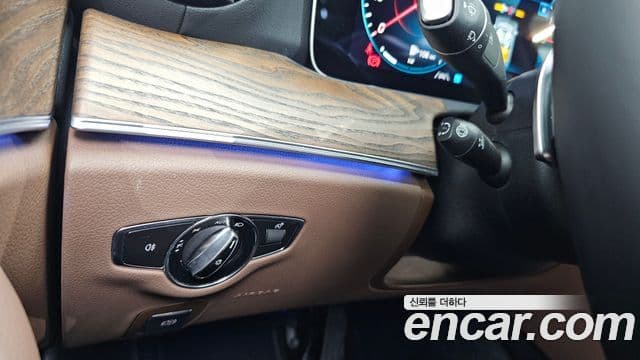 Mercedes-Benz E-Class 2023 — ფოტო 31/33