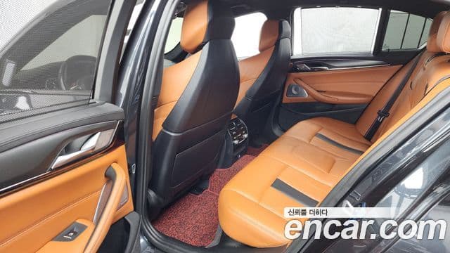 BMW M5 2018 — Şəkil 20/32