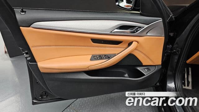 BMW 5 Series 2018 — Photo 10/31