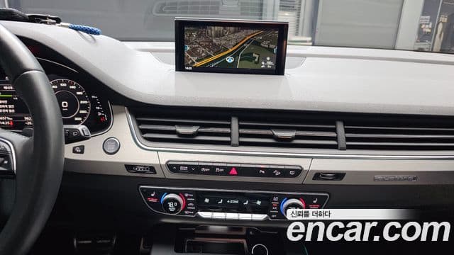 Audi Q7 2019 — Şəkil 14/30