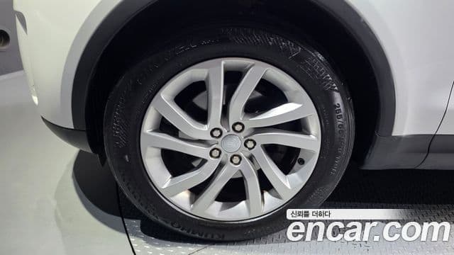 Land Rover Discovery 5 2018 — Photo 8/36