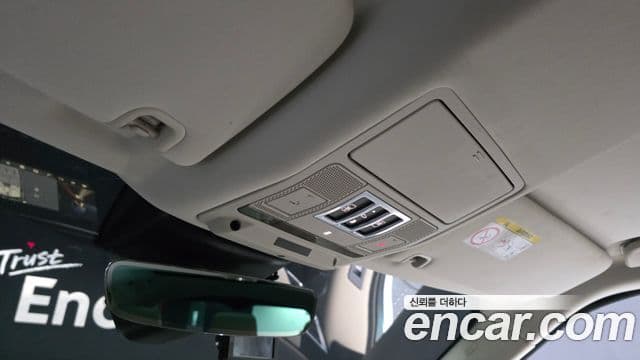 Land Rover Discovery 5 2018 — Photo 9/36