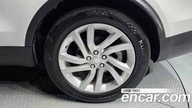 Land Rover Discovery 5 2018 — Photo 33/36