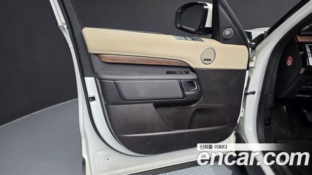 Land Rover Discovery 5 2018 — Photo 3/36
