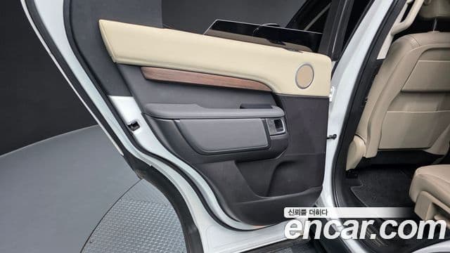 Land Rover Discovery 5 2018 — Photo 25/36