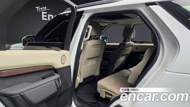 Land Rover Discovery 5 2018 — Photo 29/36