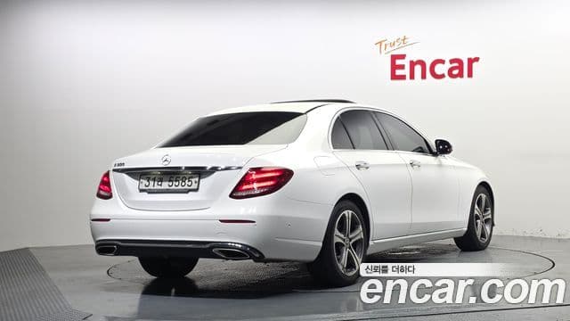 Mercedes-Benz E-Class 2018 — ფოტო 19/30