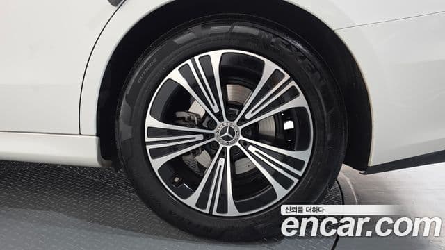 Mercedes-Benz E-Class 2024 — Photo 13/35