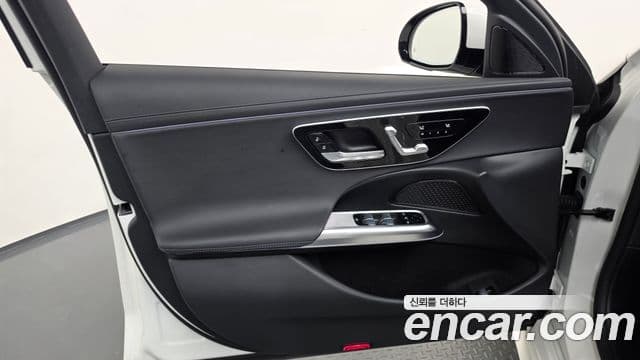Mercedes-Benz E-Class 2024 — Photo 18/35