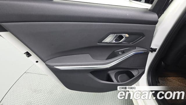 BMW 3 Series 2019 — Photo 28/30
