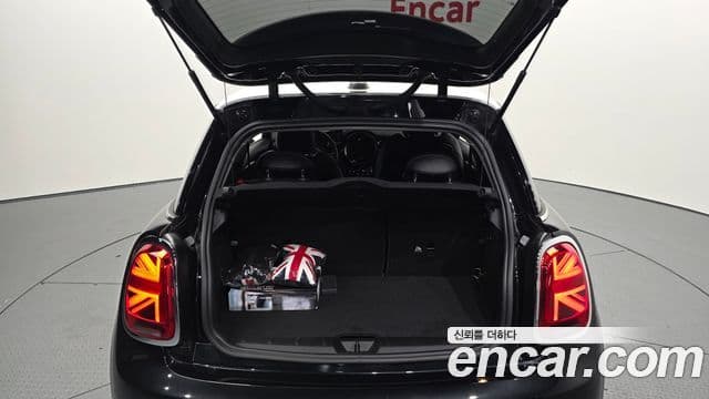 Mini Cooper 2022 — ფოტო 22/31