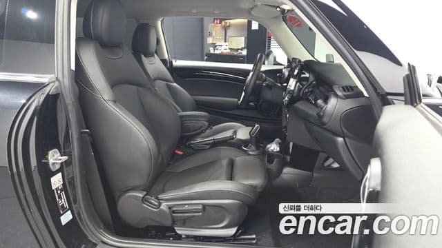 Mini Cooper 2022 — ფოტო 29/31