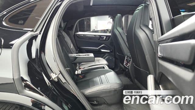 Porsche Cayenne 2023 — ფოტო 8/35