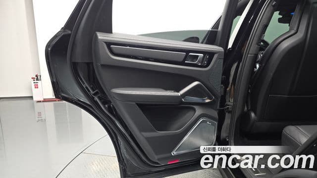 Porsche Cayenne 2023 — ფოტო 28/35