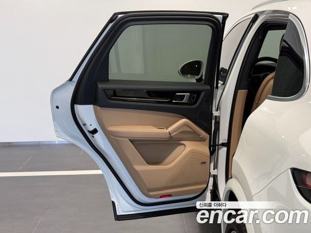 Porsche Cayenne 2019 — Photo 2/20