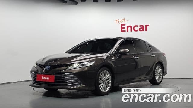 Toyota Camry 2018 — ფოტო 2/31