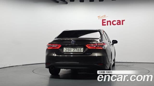 Toyota Camry 2018 — ფოტო 22/31