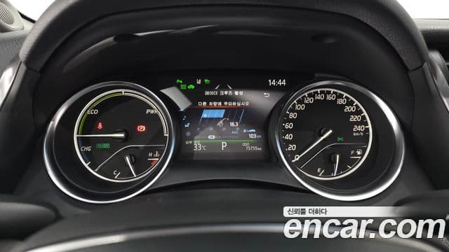 Toyota Camry 2018 — ფოტო 14/31