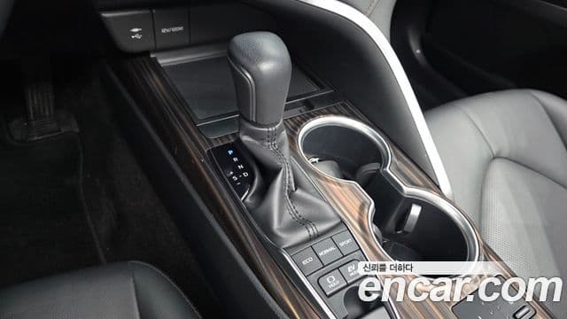 Toyota Camry 2018 — ფოტო 11/31
