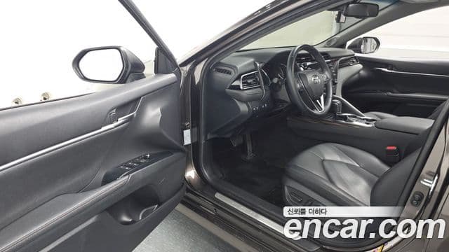 Toyota Camry 2018 — ფოტო 18/31