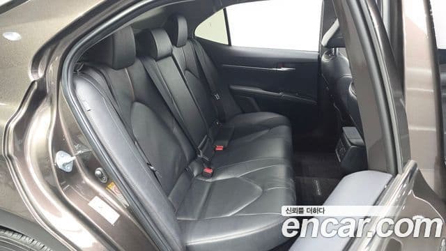 Toyota Camry 2018 — ფოტო 19/31