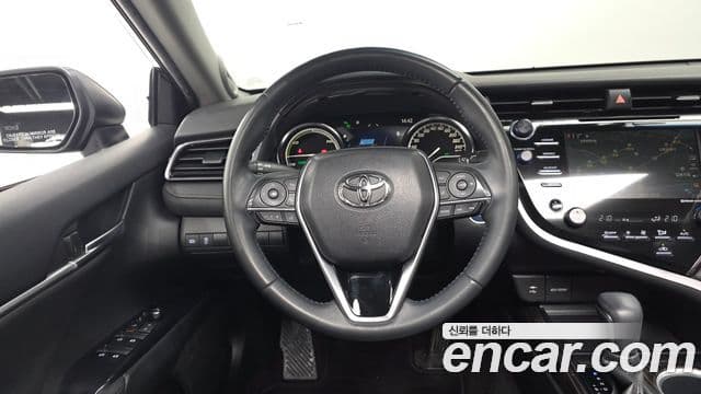 Toyota Camry 2018 — ფოტო 29/31
