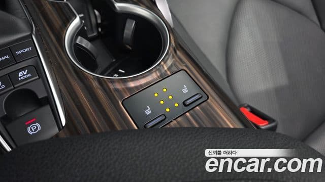 Toyota Camry 2018 — ფოტო 20/31