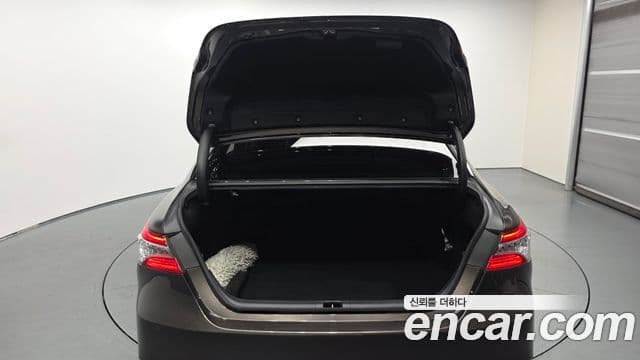 Toyota Camry 2018 — ფოტო 27/31