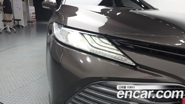 Toyota Camry 2018 — ფოტო 13/31