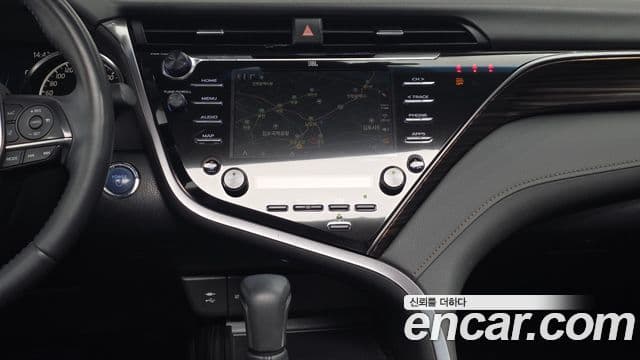 Toyota Camry 2018 — ფოტო 28/31