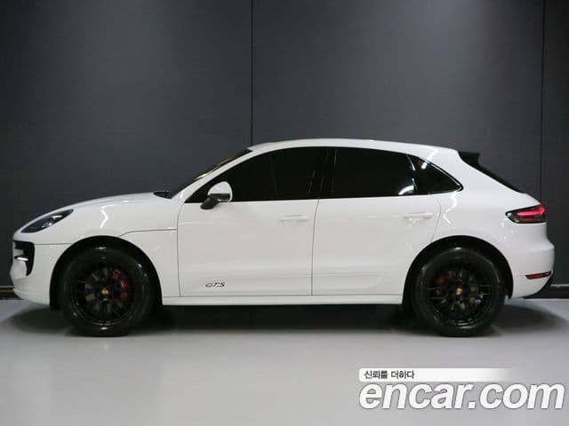 Porsche Macan 2020 — ფოტო 12/20