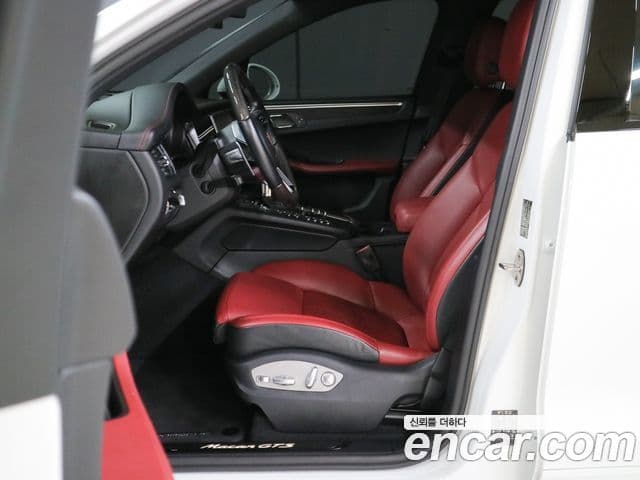 Porsche Macan 2020 — ფოტო 6/20