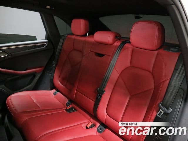 Porsche Macan 2020 — ფოტო 17/20