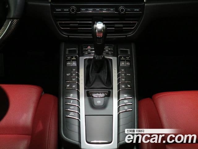 Porsche Macan 2020 — ფოტო 18/20
