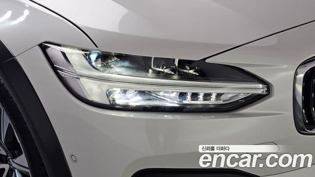 Volvo V90 Cross Country 2021 — Photo 9/37
